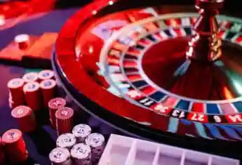 Meja Three Card Poker langsung di dewiku88 dengan dealer profesional